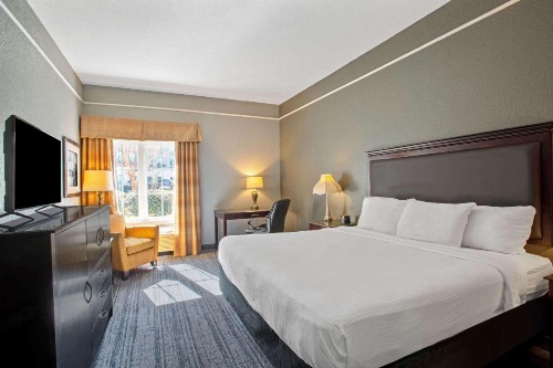 La Quinta Inn & Suites by Wyndham Mobile - Tillman's Corner image 12