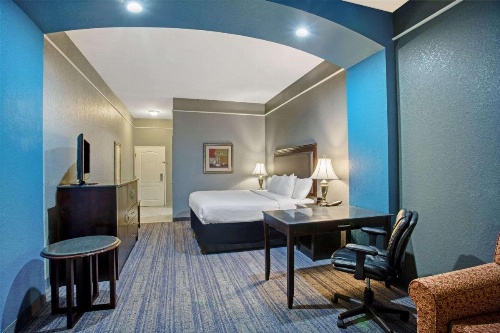 La Quinta Inn & Suites by Wyndham Mobile - Tillman's Corner image 14