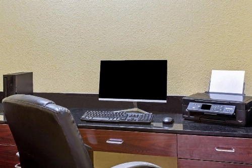 La Quinta Inn & Suites by Wyndham Mobile - Tillman's Corner image 32