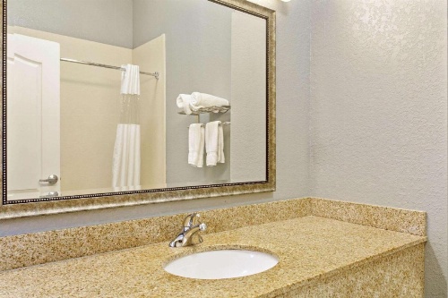 La Quinta Inn & Suites by Wyndham Mobile - Tillman's Corner image 38